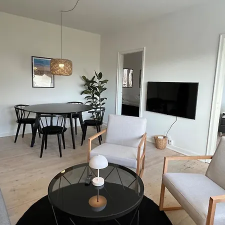 Hyggelig Taet Pa Centrum Og Letbanestop