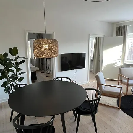 Hyggelig Taet Pa Centrum Og Letbanestop