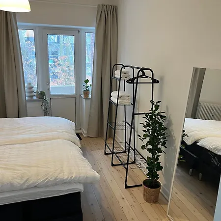 Hyggelig Taet Pa Centrum Og Letbanestop