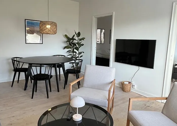 Hyggelig Taet Pa Centrum Og Letbanestop