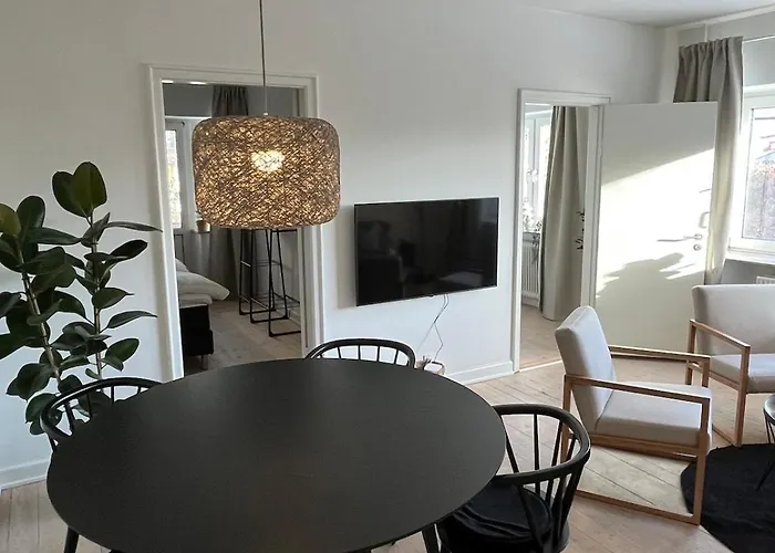 Hyggelig Taet Pa Centrum Og Letbanestop